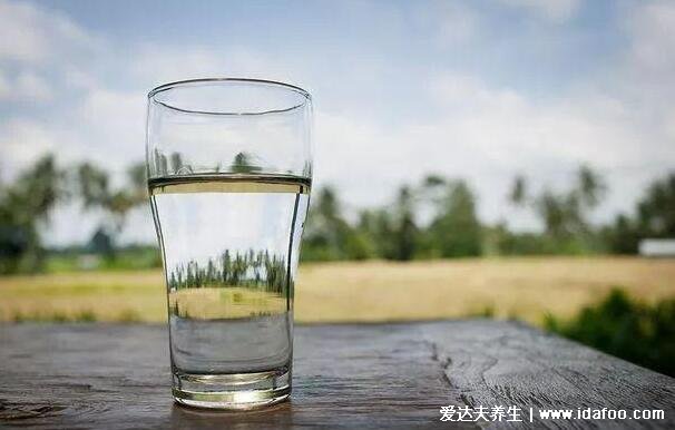 降尿酸的8種食物，每天喝1500-2000ml的白開水最簡單有效