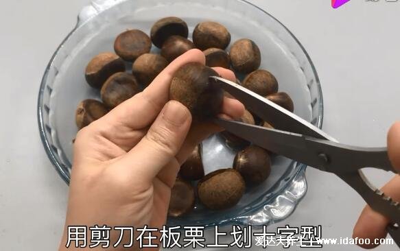 板栗怎么煮好吃又簡單，美味糖炒板栗自己也能做(附視頻做法)