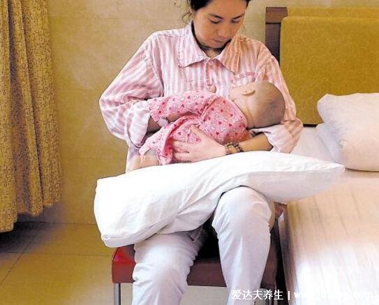 正確的真人喂奶姿勢圖片，側(cè)躺式喂奶最舒服省事(正確哺乳姿勢)