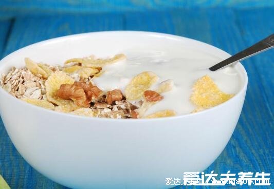 燕麥片的熱量高嗎，熱量高但適宜減肥期間食用(367大卡/100克) 