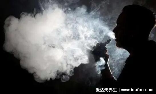 電子煙對人體的危害有多大，抽2年電子煙身體像60歲老煙民的肺！