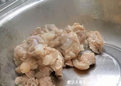 豬腳燉什么好吃，和白蘿卜一起燉鮮香不油膩(附視頻做法)