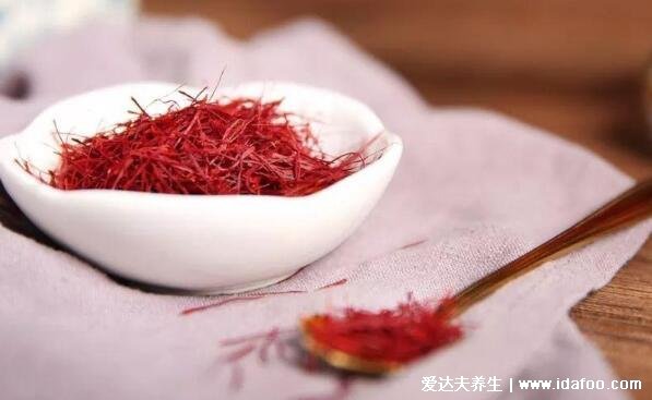 藏紅花怎么吃用法用量，5-10根泡水喝花絲可以吃(4類人不適合)