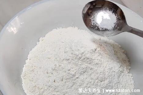 餃子皮怎么做才能又軟又筋道，面粉加鹽6個(gè)小技巧(新手也可以)  