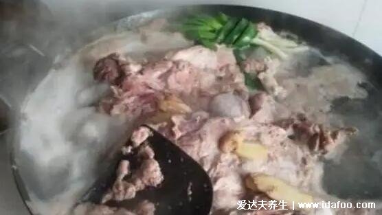 燉羊肉湯三放三不放，放冷水浸泡后焯水(八角料酒花椒不要放)