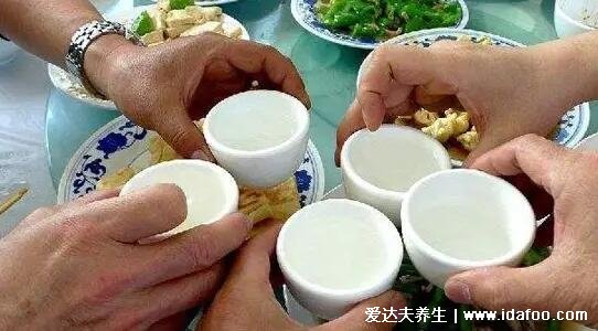 快速解酒辦法只需1分鐘見效，按摩內(nèi)關(guān)穴/飲常見解酒飲料